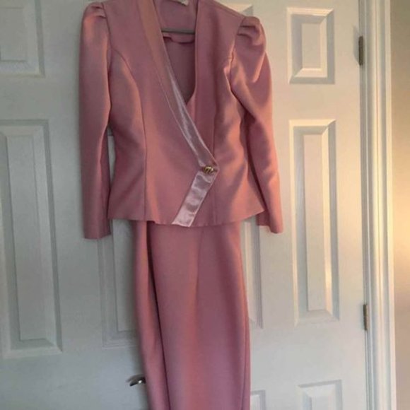 Dresses and Gowns for the Holiday Season - Picture 1 of 16